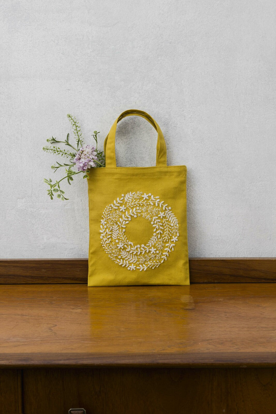 yula Embroidery Kit - Sunny Wreath Mini Tote