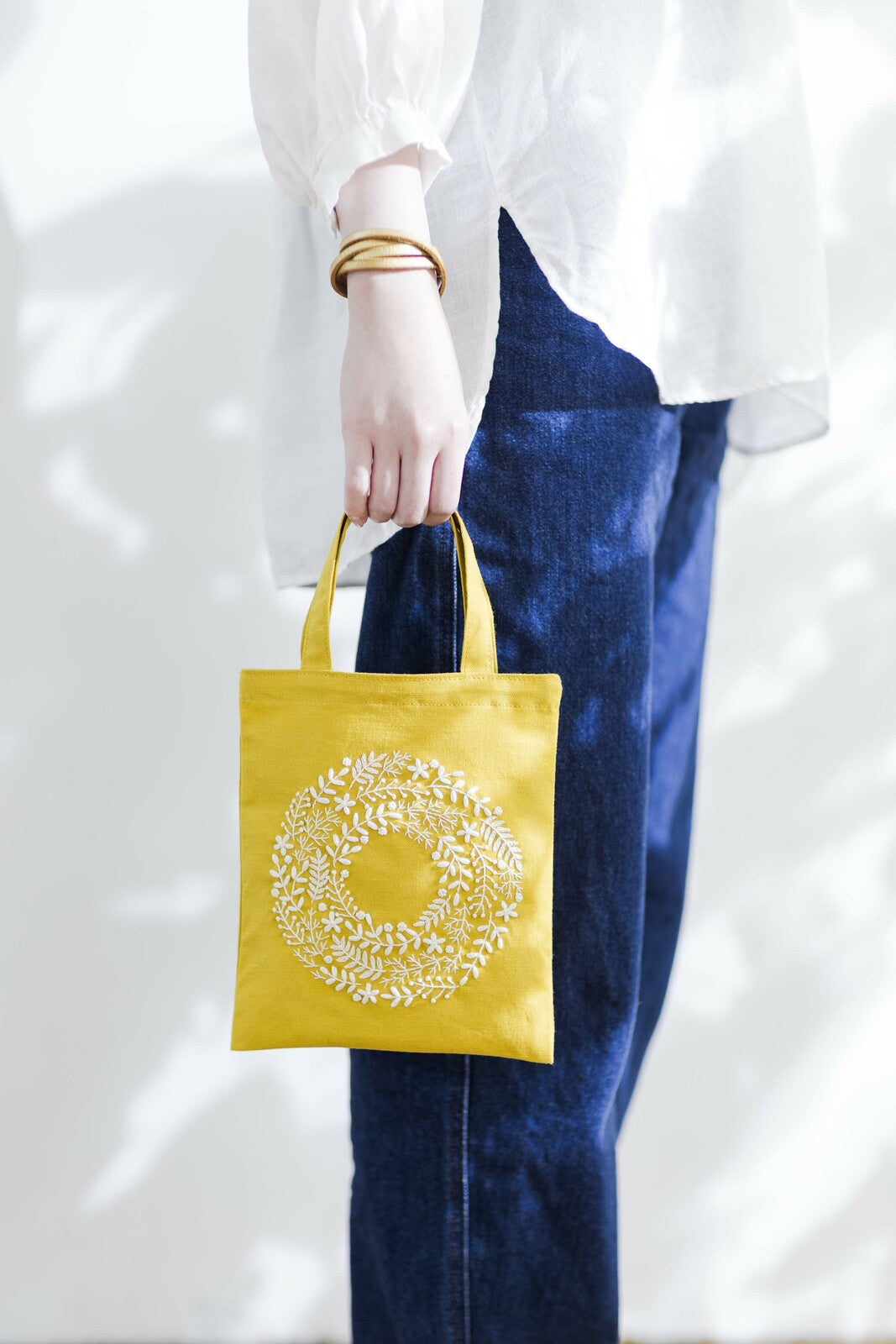 yula Embroidery Kit - Sunny Wreath Mini Tote